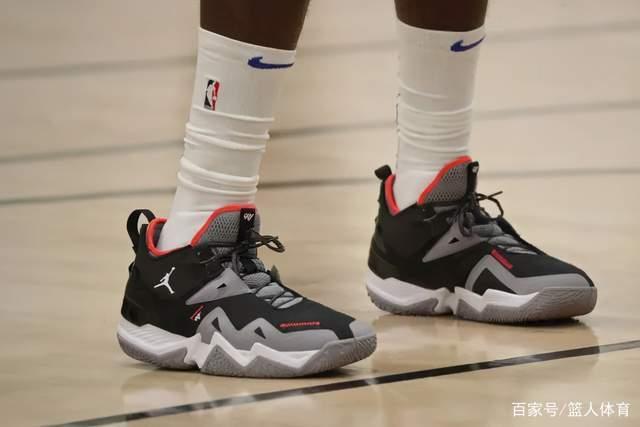 遭受死亡威胁后，韩男足前主教练突然启程前往美国